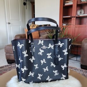 Adorable NWOT Coach Black Leather Millie Bow Tote 🖤🎀🤍🎁